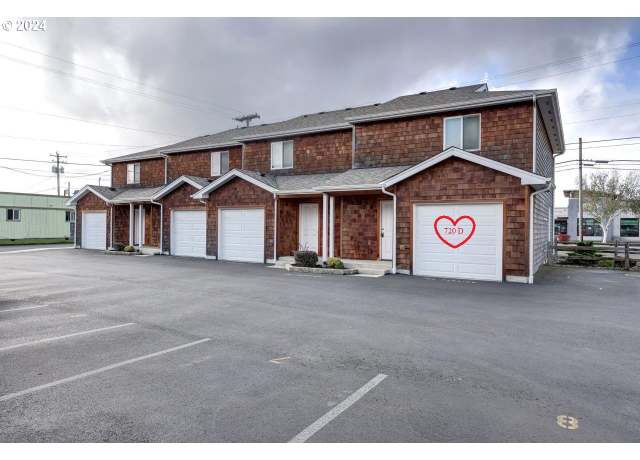 Property at 720 G Ave Unit D, Seaside, OR 97138, 2 beds, 2.5 baths