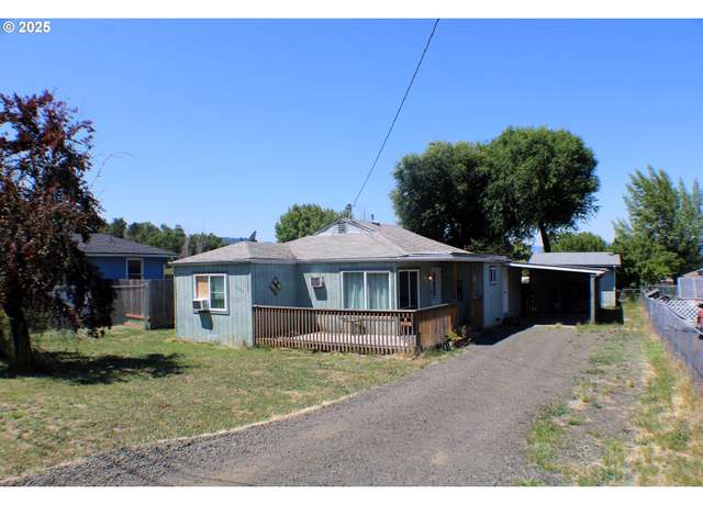 Property at 1542 NE Hollis St, Roseburg, OR 97470, 3 beds, 2 baths