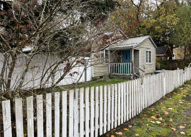 Property at 628 Oak St, Brownsville, OR 97327, 3 beds, 1 bath