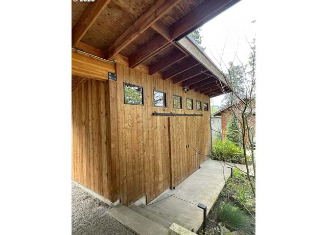 Property at 18466 SE Willamette Dr, Milwaukie, OR 97267, 3 beds, 2.5 baths