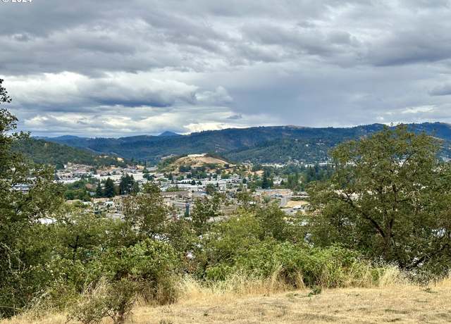 Property at 1930 NW Dogwood St, Roseburg, OR 97471