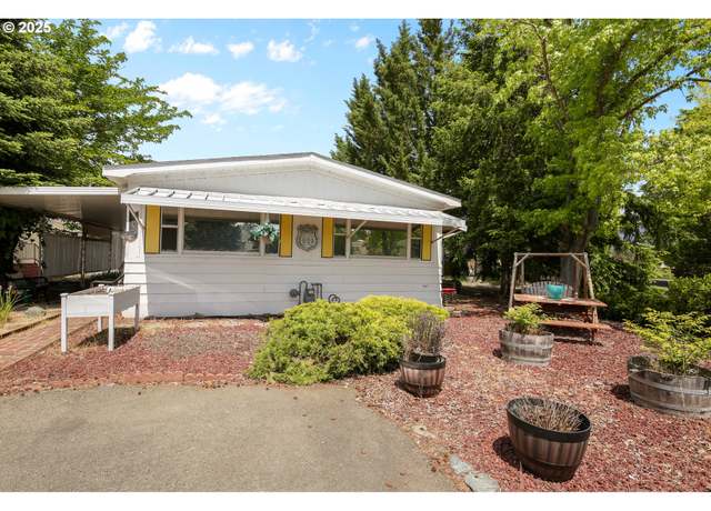 Property at 701 Westmont Dr, Grants Pass, OR 97526, 3 beds, 2 baths