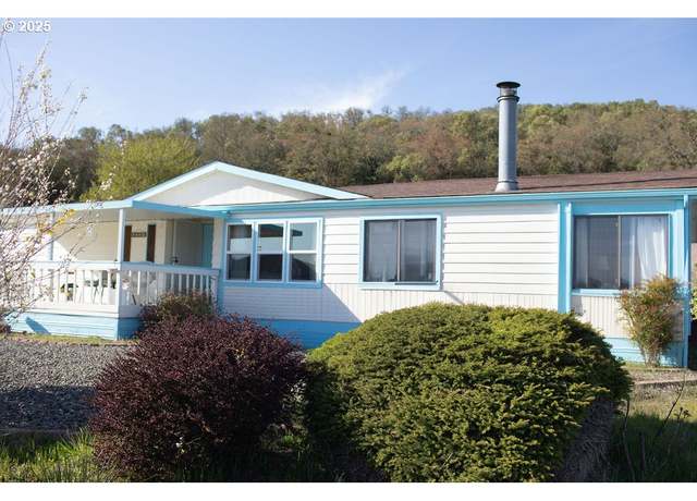 Property at 907 Shadow Ranch Ln, Roseburg, OR 97470, 3 beds, 2 baths