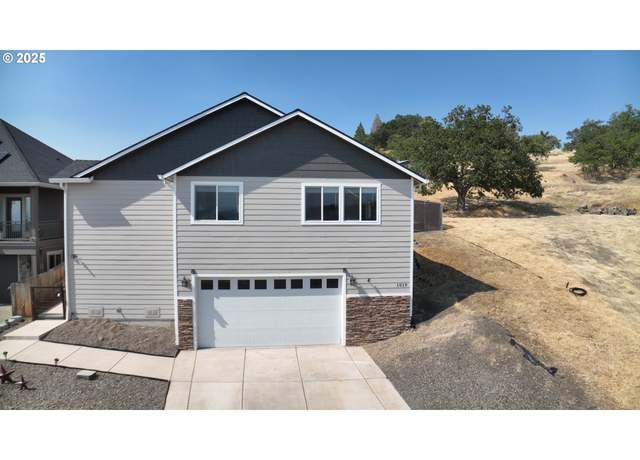 Property at 1019 Azure Way, Eagle Point, OR 97524, 3 beds, 2 baths