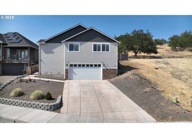 Property at 1019 Azure Way, Eagle Point, OR 97524, 3 beds, 2 baths