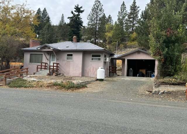 Property at 205 N Humbolt St, Canyon City, OR 97820, 2 beds, 1 bath
