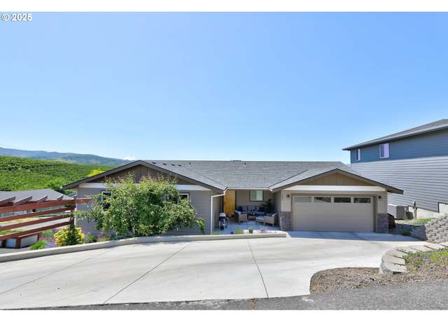 Property at 1637 E 21st St, The Dalles, OR 97058, 4 beds, 2 baths