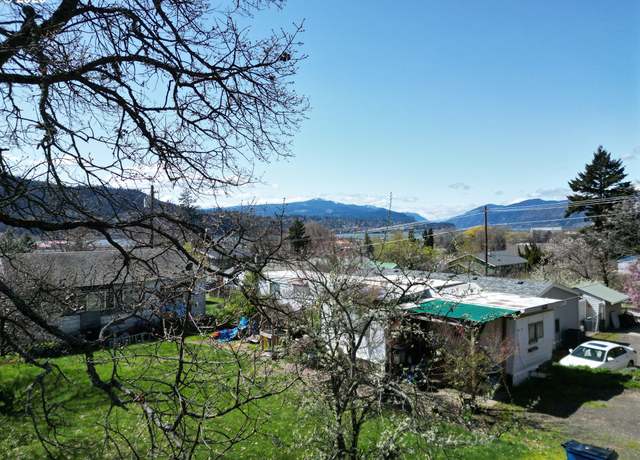 Property at 311 W Lincoln St, Bingen, WA 98605, 2 beds, 1 bath