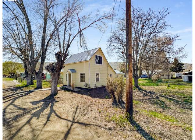 Property at 1985 15th St, Baker City, OR 97814, 2 beds, 1 bath