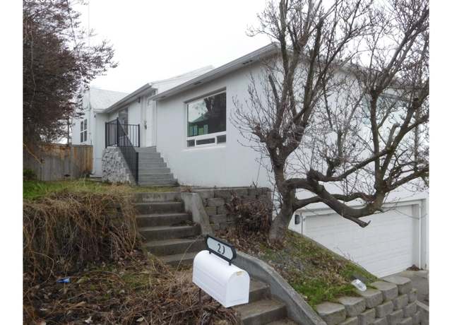 Property at 829 SW 8th St, Pendleton, OR 97801, 3 beds, 2.5 baths