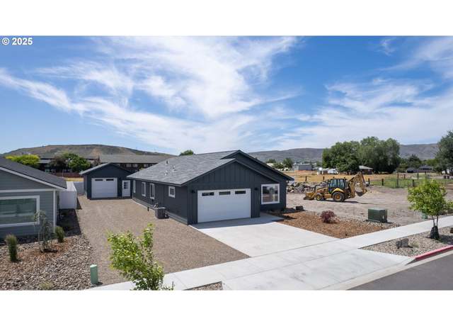 Property at 660 E St, Baker City, OR 97814, 3 beds, 2 baths