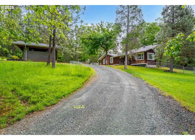 Property at 7320 W Evans Creek Rd, Rogue River, OR 97537, 3 beds, 2 baths