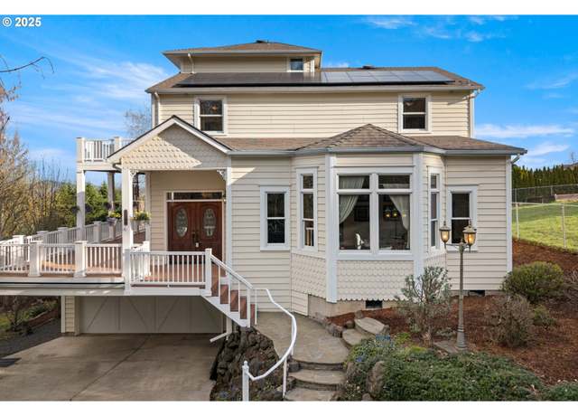 Property at 10945 SE Mount Scott Blvd, Portland, OR 97266, 5 beds, 3.5 baths