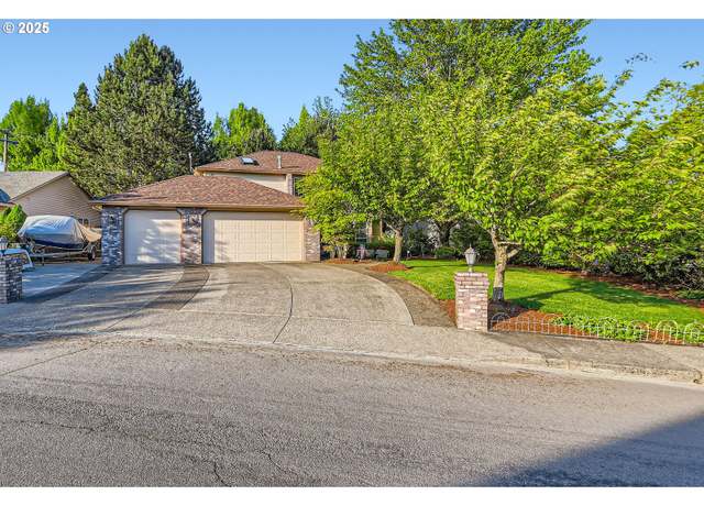 Property at 15060 SE Lostine Dr, Clackamas, OR 97015, 4 beds, 2.5 baths