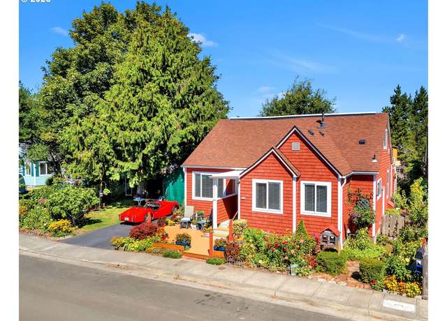 Property at 460 12th Ave, Seaside, OR 97138, 5 beds, 3 baths