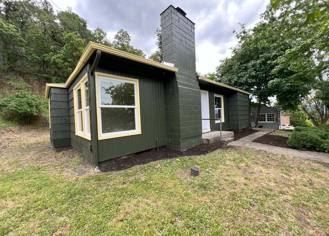 Property at 1349 NE Brooklyn Ave, Roseburg, OR 97470, 3 beds, 1 bath