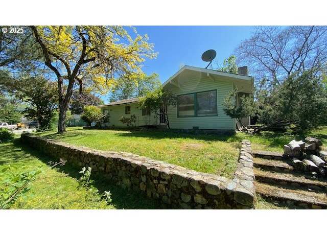 Property at 333 W Park St, Grants Pass, OR 97527, 3 beds, 2 baths