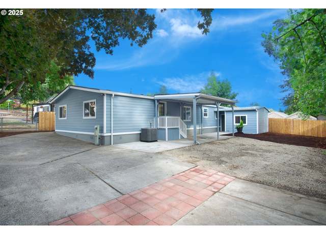 Property at 4670 SE Roethe Rd, Milwaukie, OR 97267, 5 beds, 3 baths