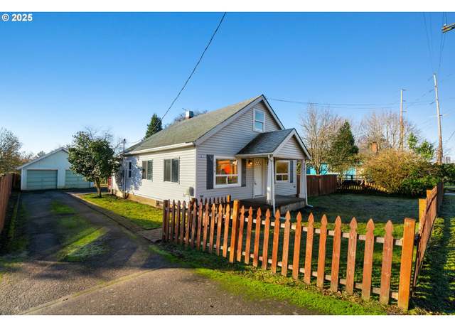 Property at 2038 E St, Washougal, WA 98671, 3 beds, 2 baths
