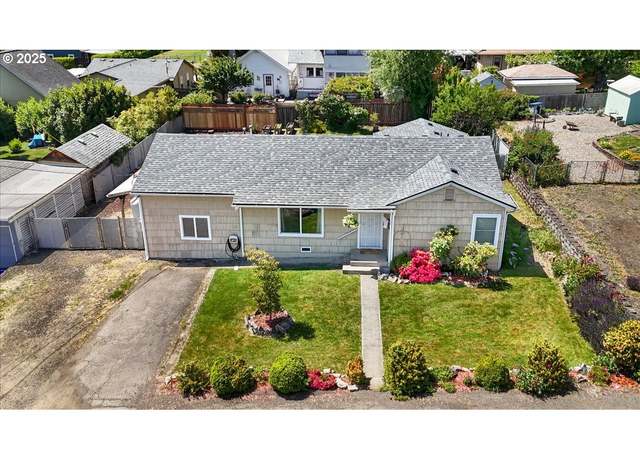 Property at 1752 NW Dogwood St, Roseburg, OR 97471, 3 beds, 2 baths