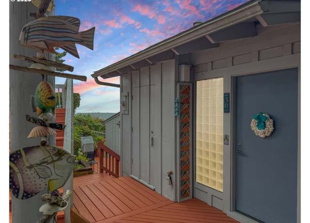 Property at 30 Bluffs Ct, Gleneden Beach, OR 97388, 3 beds, 3 baths