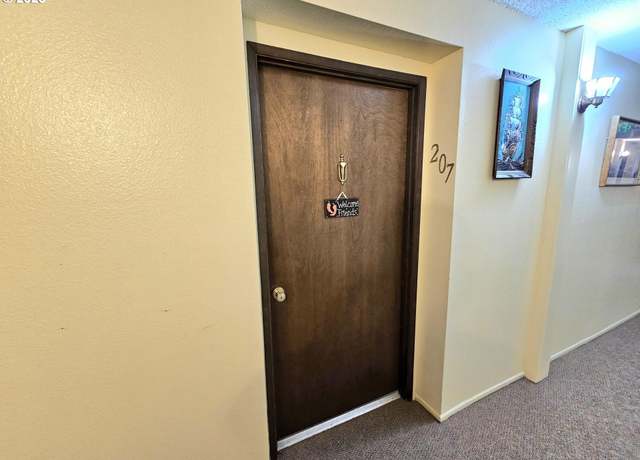Property at 950 Evergreen Rd #207, Woodburn, OR 97071, 2 beds, 1 bath