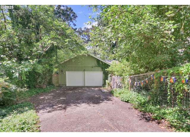 Property at 1340 Spyglass Dr, Eugene, OR 97401, 3 beds, 2 baths