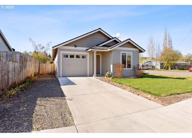 Property at 902 SE 3rd St, Prineville, OR 97754, 3 beds, 2 baths