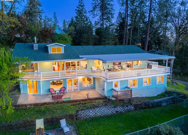 Property at 1206 SE Hawthorne Dr, Roseburg, OR 97470, 4 beds, 3 baths