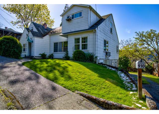 Property at 910 SE Kane St, Roseburg, OR 97470, 4 beds, 3 baths