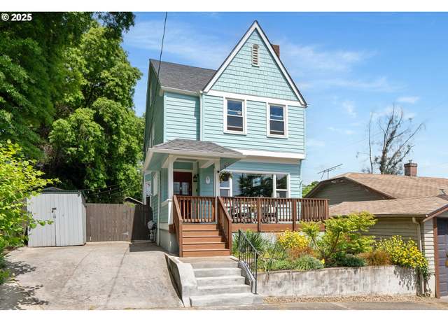 Property at 17 S Curry St, Portland, OR 97239, 4 beds, 1.5 baths