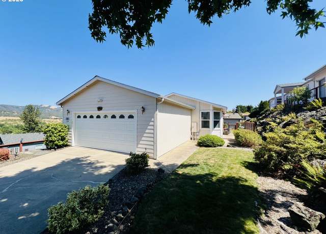 Property at 104 Angelcrest Ct, Roseburg, OR 97471, 3 beds, 2 baths