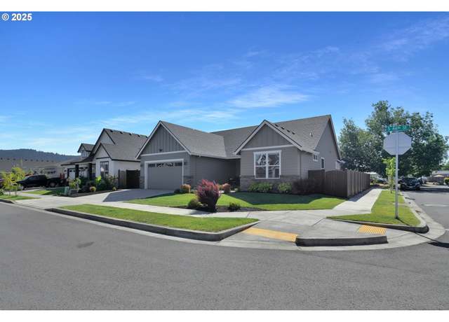 Property at 1004 S 46th St, Springfield, OR 97478, 4 beds, 2 baths