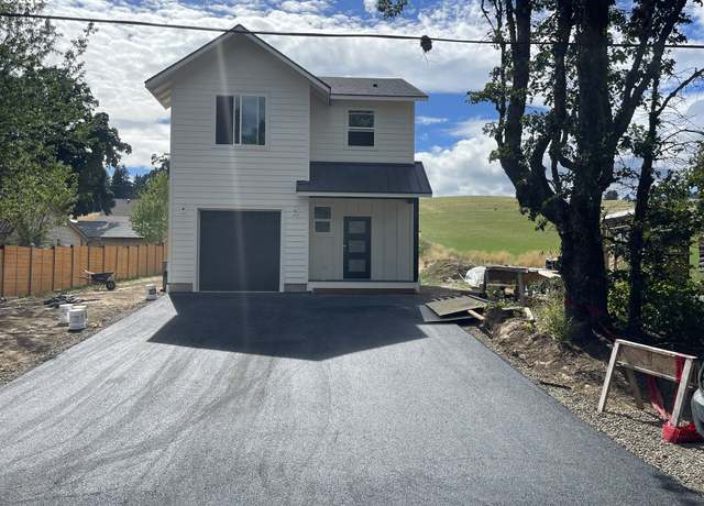 Property at 219 Main St, White Salmon, WA 98672, 3 beds, 2.5 baths