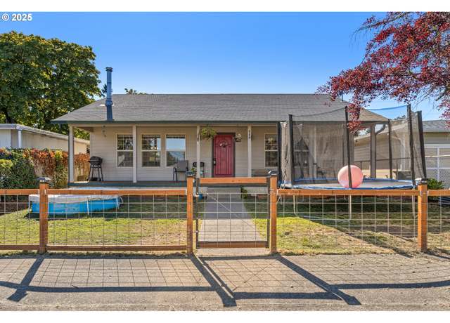 Property at 440 W Agee St, Roseburg, OR 97471, 3 beds, 2 baths