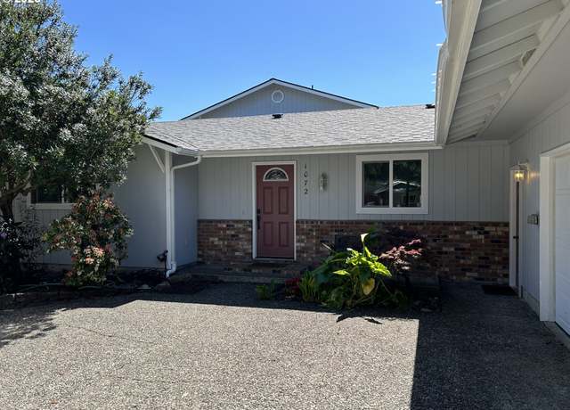 Property at 1072 8th St, Florence, OR 97439, 4 beds, 3 baths