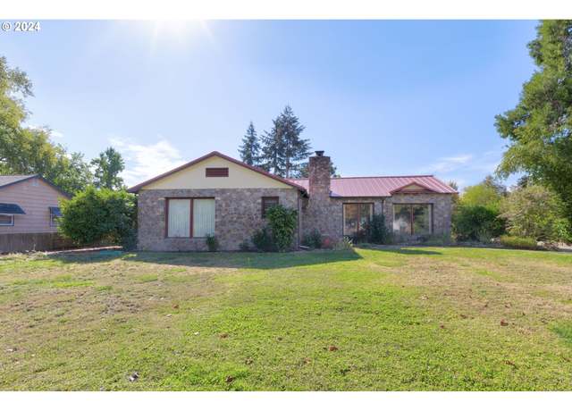 Property at 547 Oakdale Dr, Medford, OR 97501, 5 beds, 3 baths