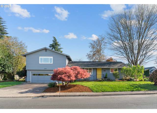 Property at 2739 NE Elaine Dr, Mcminnville, OR 97128, 3 beds, 2.5 baths
