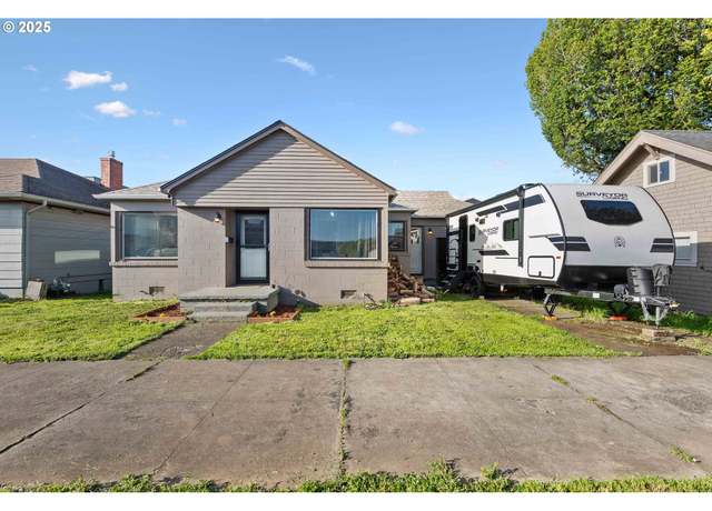 Property at 621 Maple St, Myrtle Point, OR 97458, 2 beds, 1.5 baths