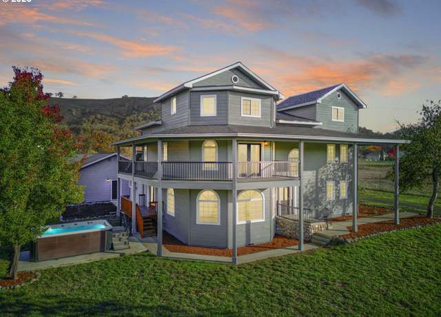 Property at 1381 Echo Dr, Roseburg, OR 97470, 5 beds, 3 baths