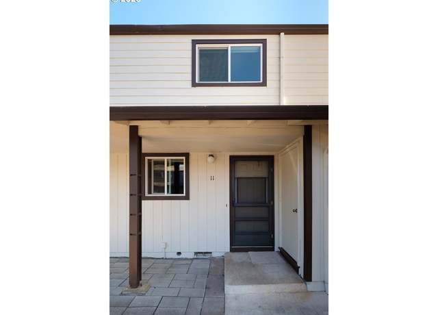 Property at 323 S Locust St, Canby, OR 97013, 10 beds, 8 baths