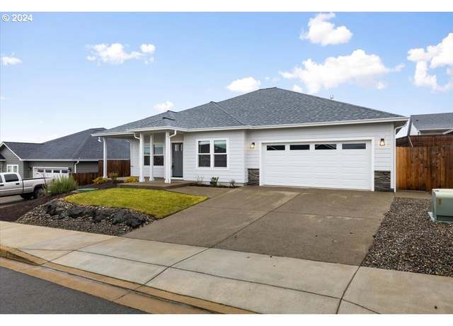 Property at 863 Medina Ave, Sutherlin, OR 97479, 3 beds, 2 baths