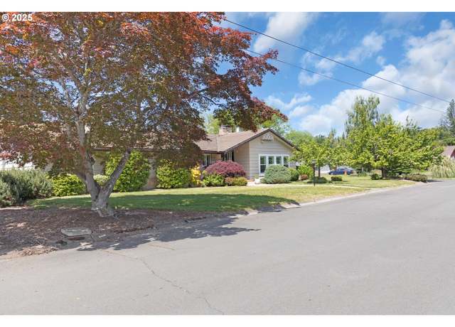 Property at 414 W Elizabeth St, Roseburg, OR 97471, 4 beds, 2.5 baths