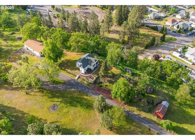 Property at 200 E 15th St, The Dalles, OR 97058, 2 beds, 1 bath