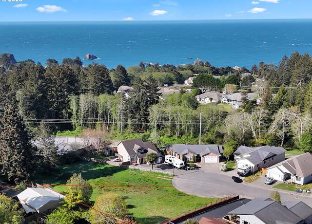 Property at 6923 Oakwood Ct, Brookings, OR 97415