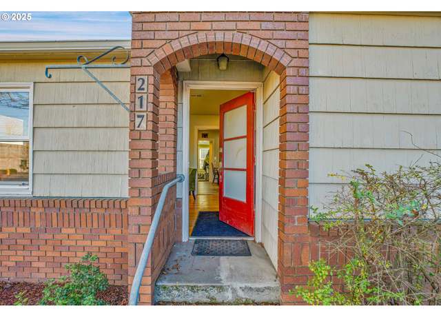 Property at 217 N Molalla Ave, Molalla, OR 97038, 5 beds, 4 baths