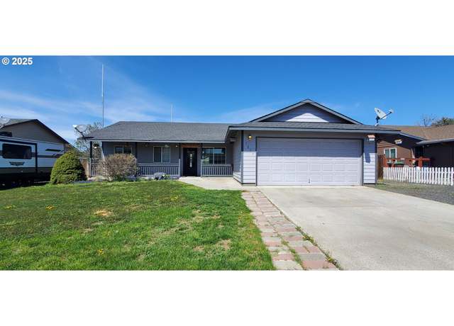 Property at 1077 NE Mahogany St, Prineville, OR 97754, 3 beds, 2 baths