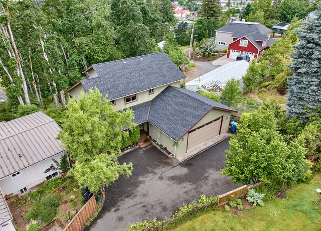 Property at 111 5th St #4, Silverton, OR 97381, 3 beds, 2.5 baths