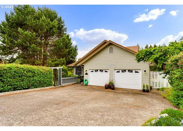Property at 36 Ocean Dunes Dr, Florence, OR 97439, 3 beds, 2.5 baths