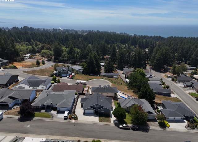 Property at 7175 Vista Ridge Dr, Brookings, OR 97415, 3 beds, 3 baths